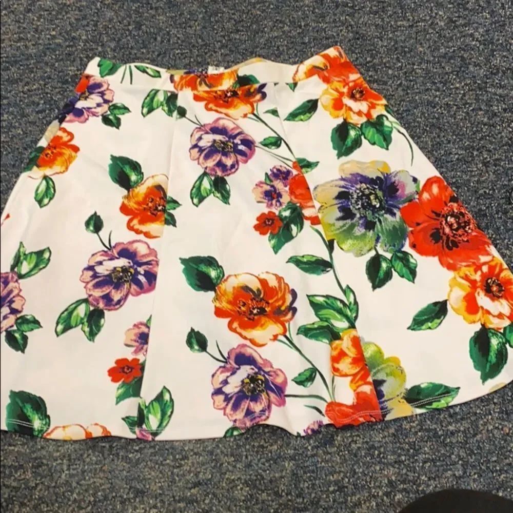 Sami & Jo White Floral Skirt EUC sz. L